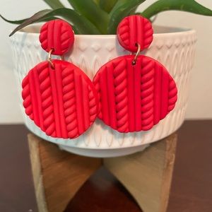 Red clay knit texture earrings
